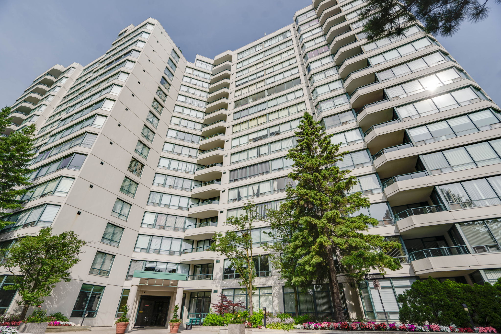 120 Promenade Cir Vaughan, ON L4J 7W9