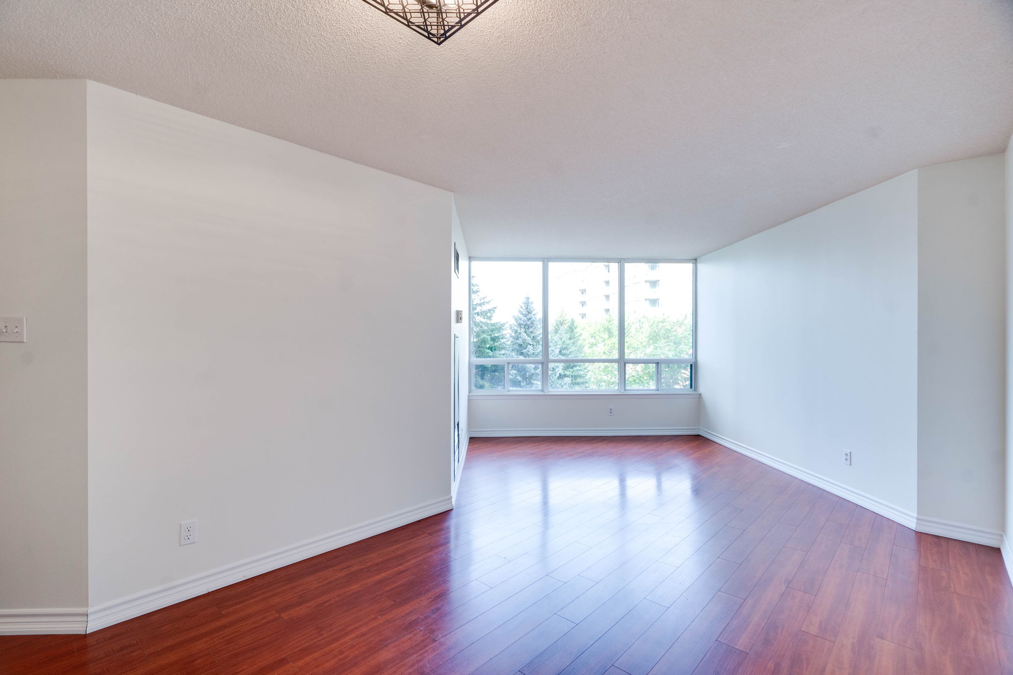 120 Promenade Cir Vaughan, ON L4J 7W9