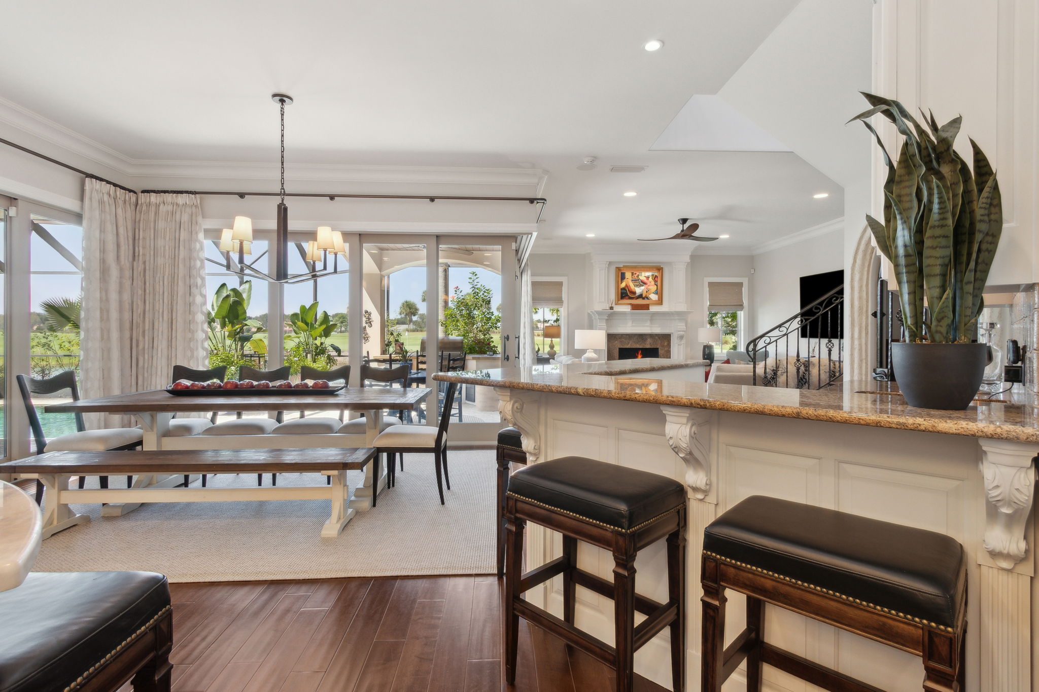 Wet Bar/Dining Area