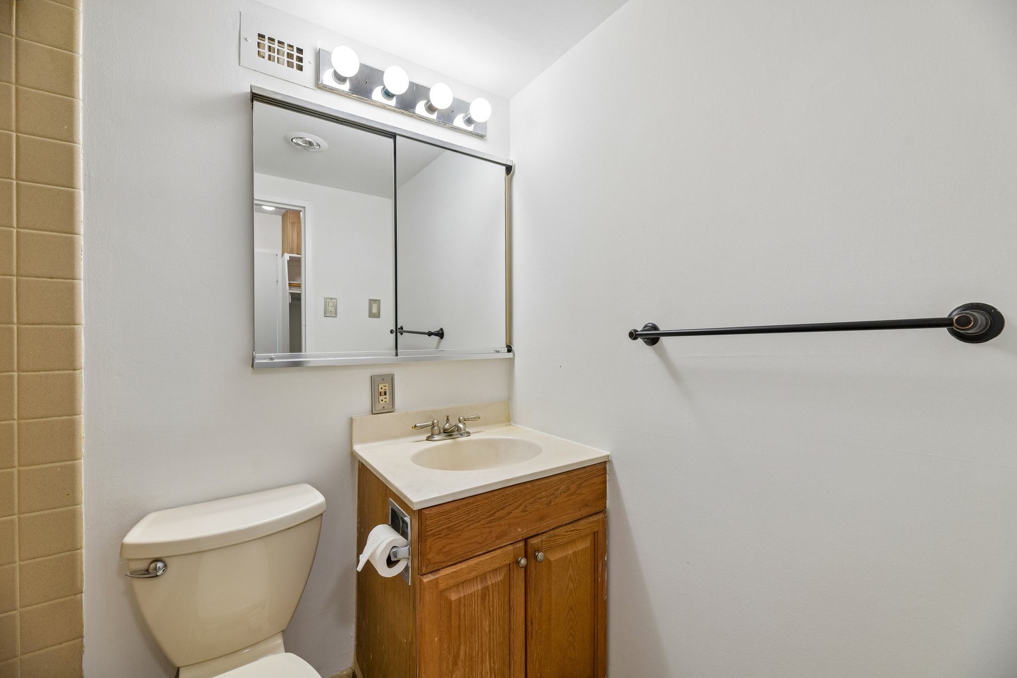 N Nash St 1109-S1305-028.jpg