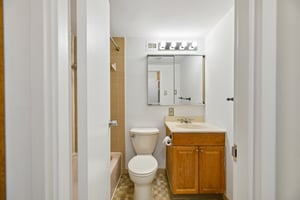 N Nash St 1109-S1305-027.jpg