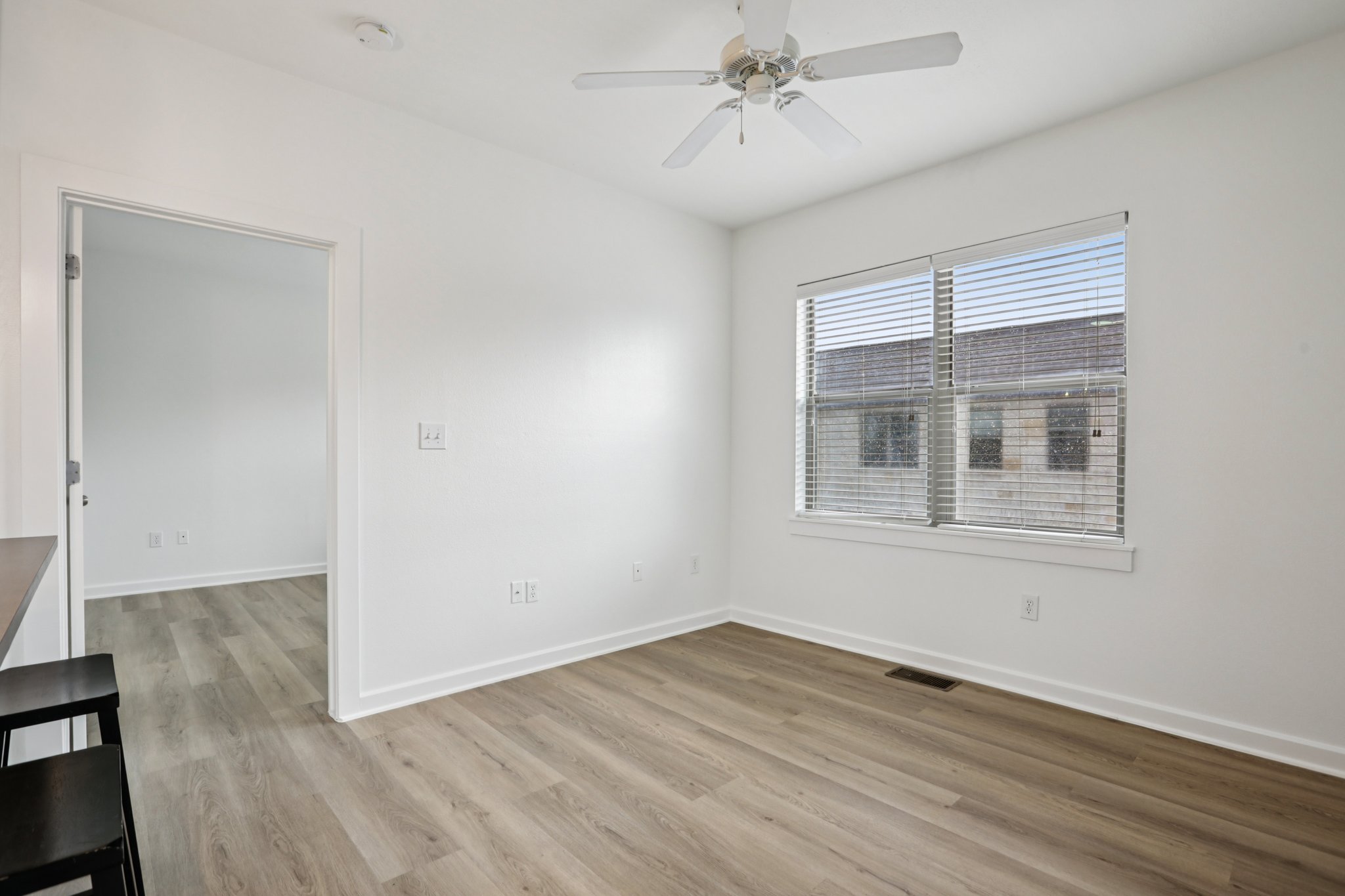 Grove Blvd 1502-S0307-004.jpg