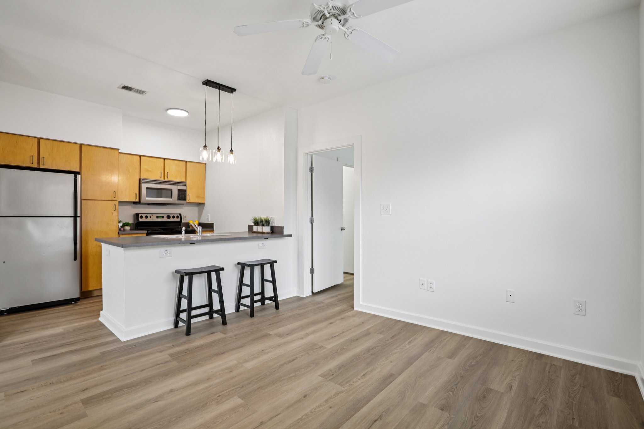 Grove Blvd 1502-S0307-007.jpg