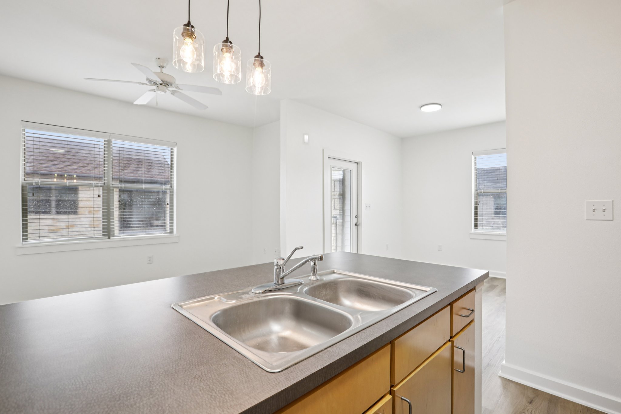 Grove Blvd 1502-S0307-013.jpg