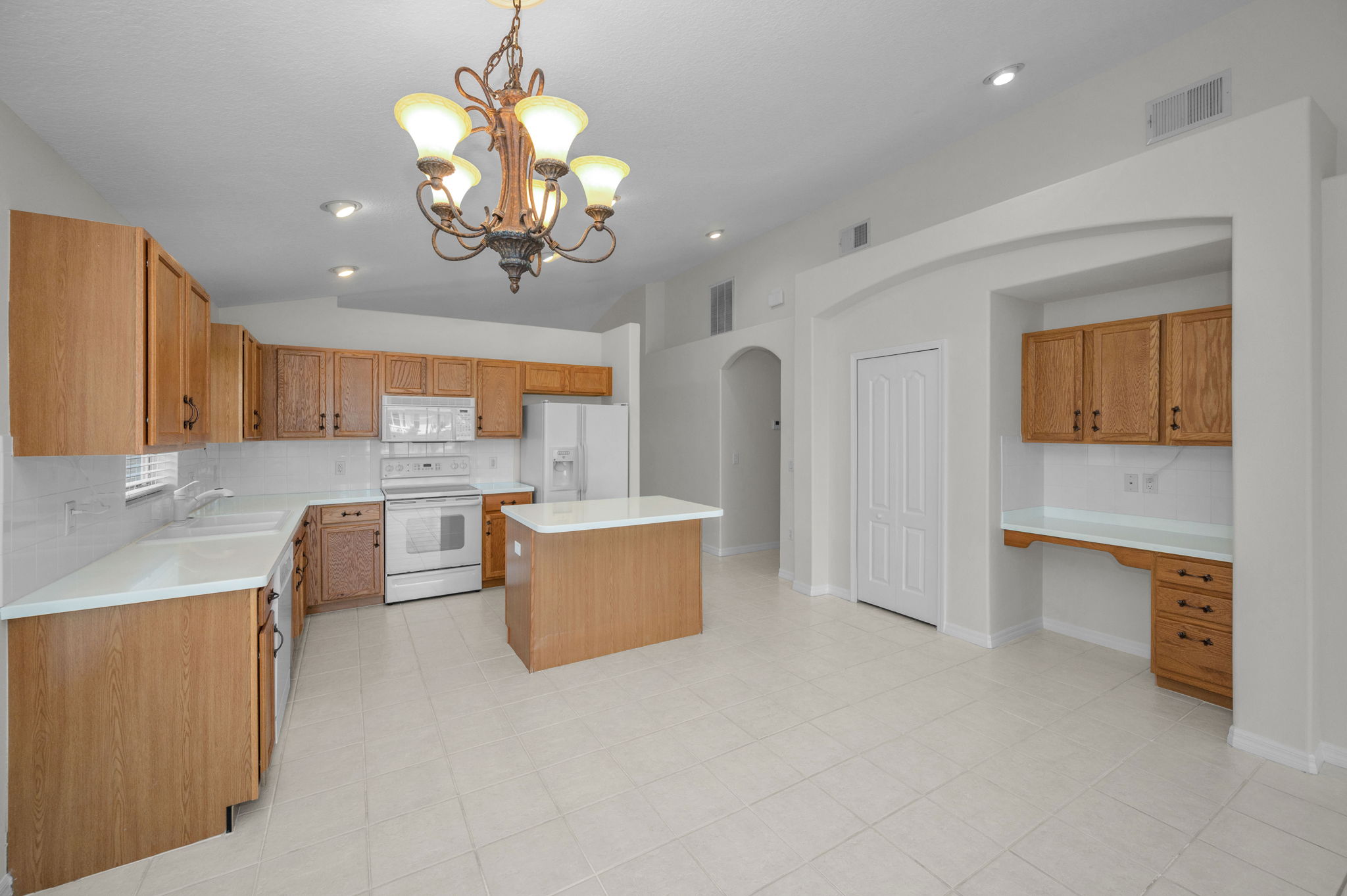 Kitchen Eat-in Area1