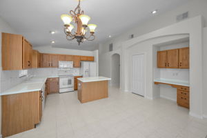 Kitchen Eat-in Area1