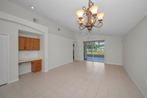 Kitchen Eat-in Area2