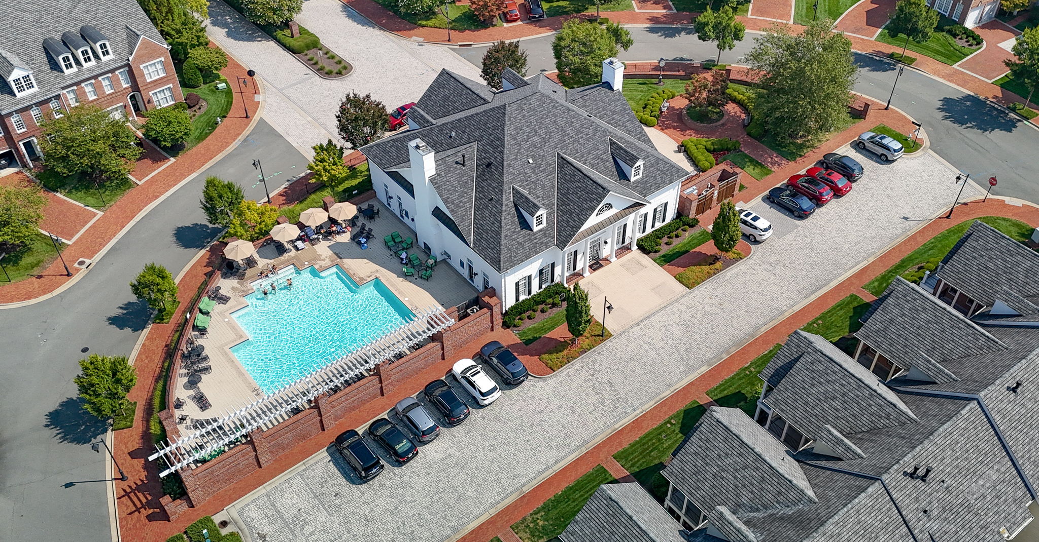 41-Pool and Clubhouse