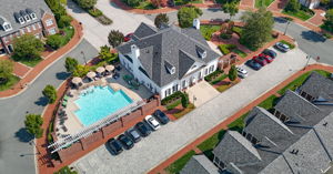 41-Pool and Clubhouse