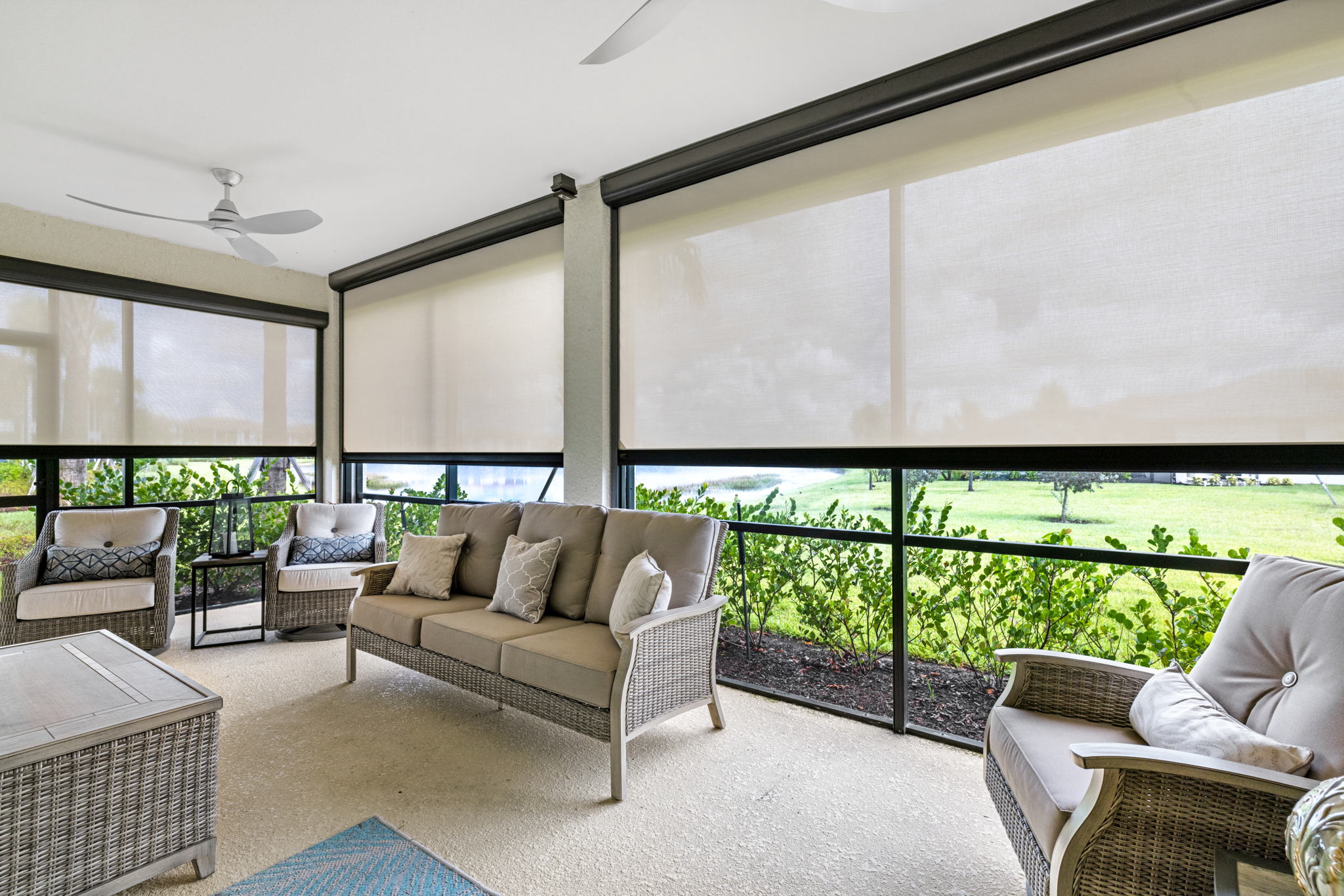 Motorized retractable sun screens