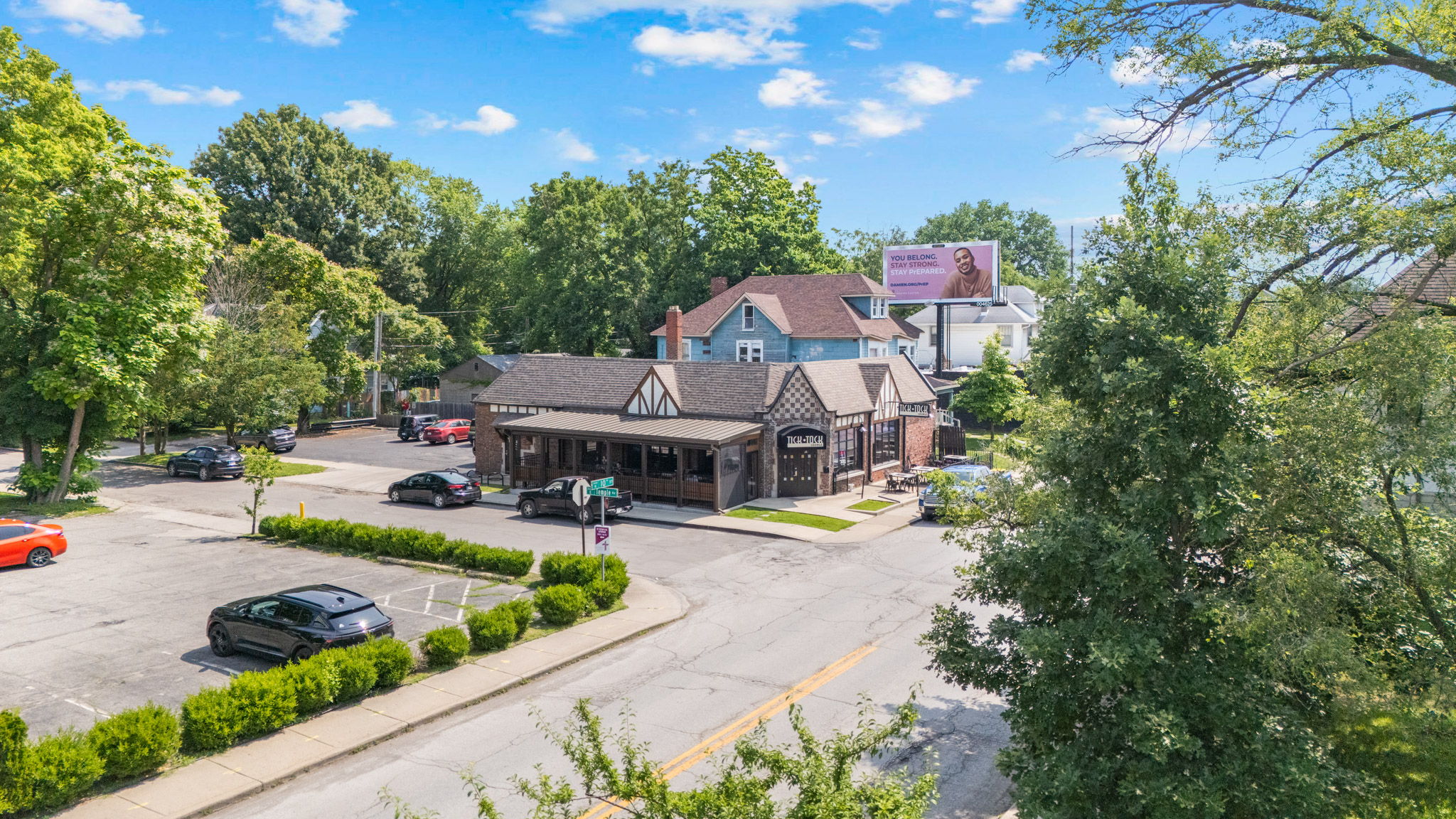 Tik-Tok Lounge, Walking Distance