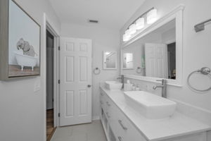 Primary Bathroom1c