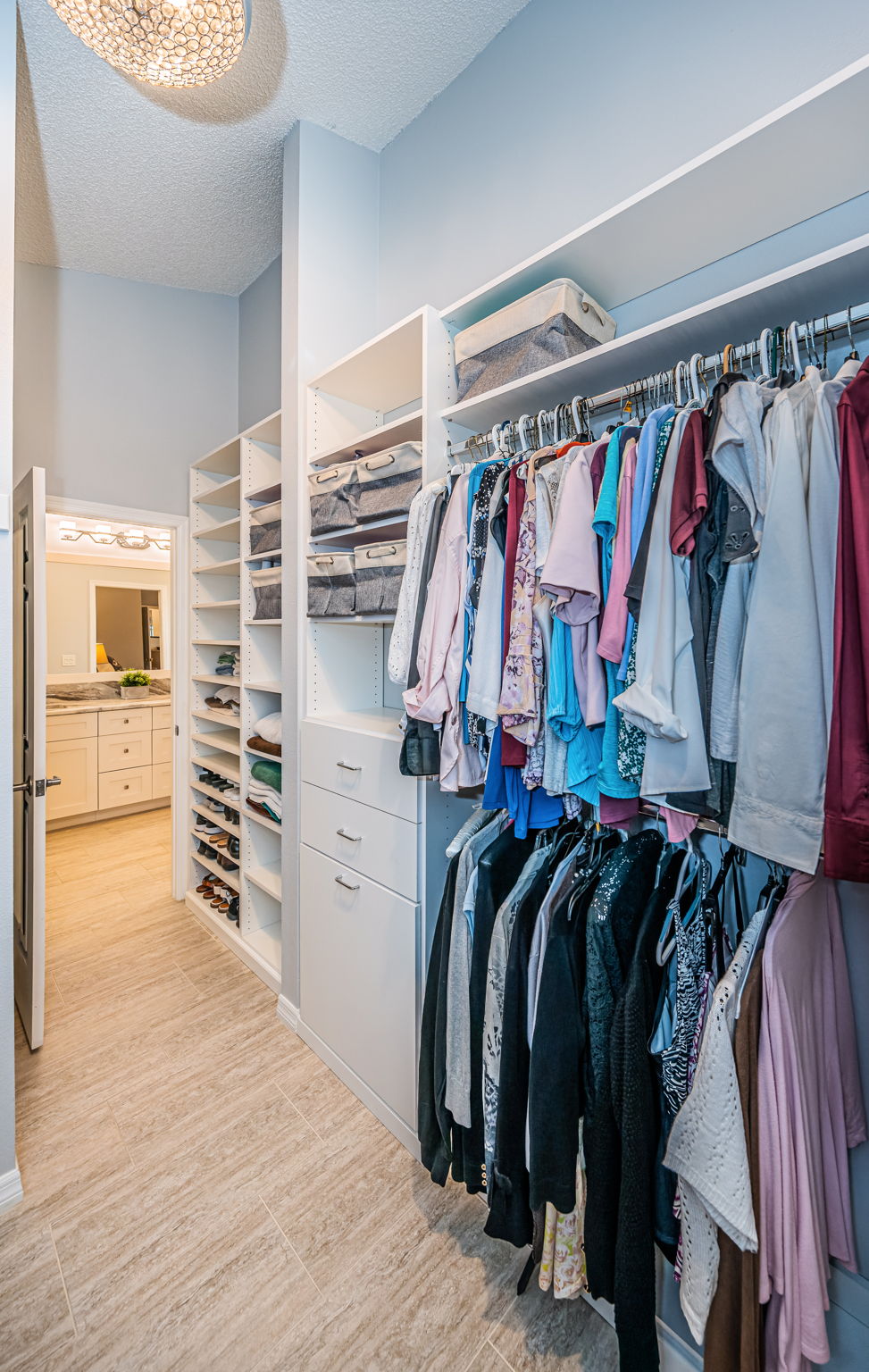 Master Bedroom Walk-in Closet1c