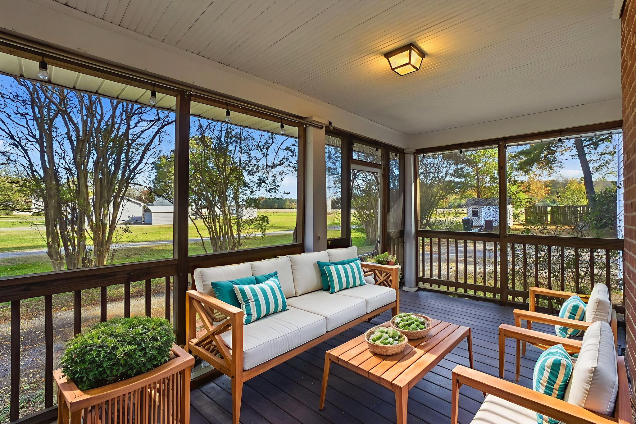 DSC03751 virtually staged.jpeg