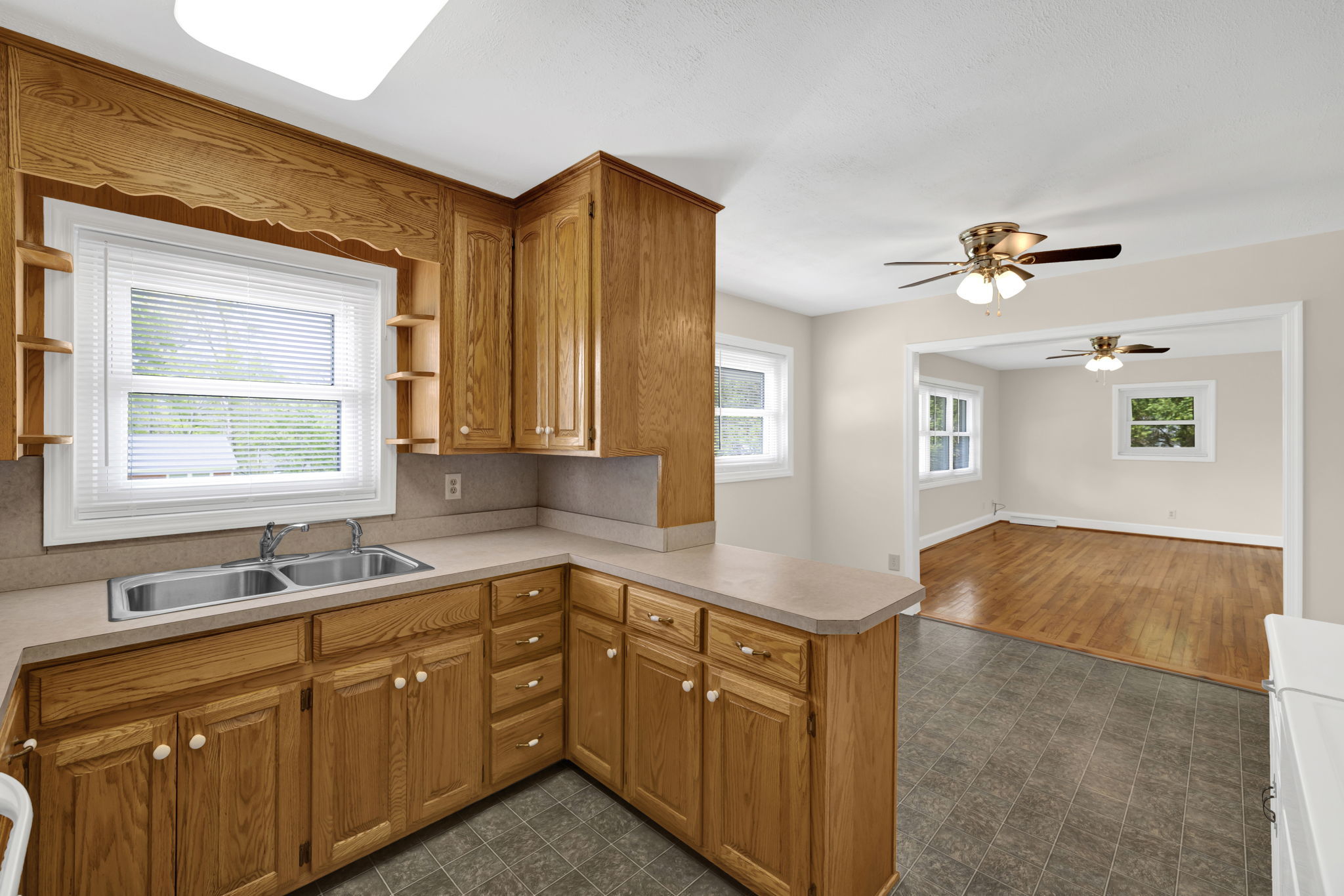 15-web-or-mls-1208 Harris St-15