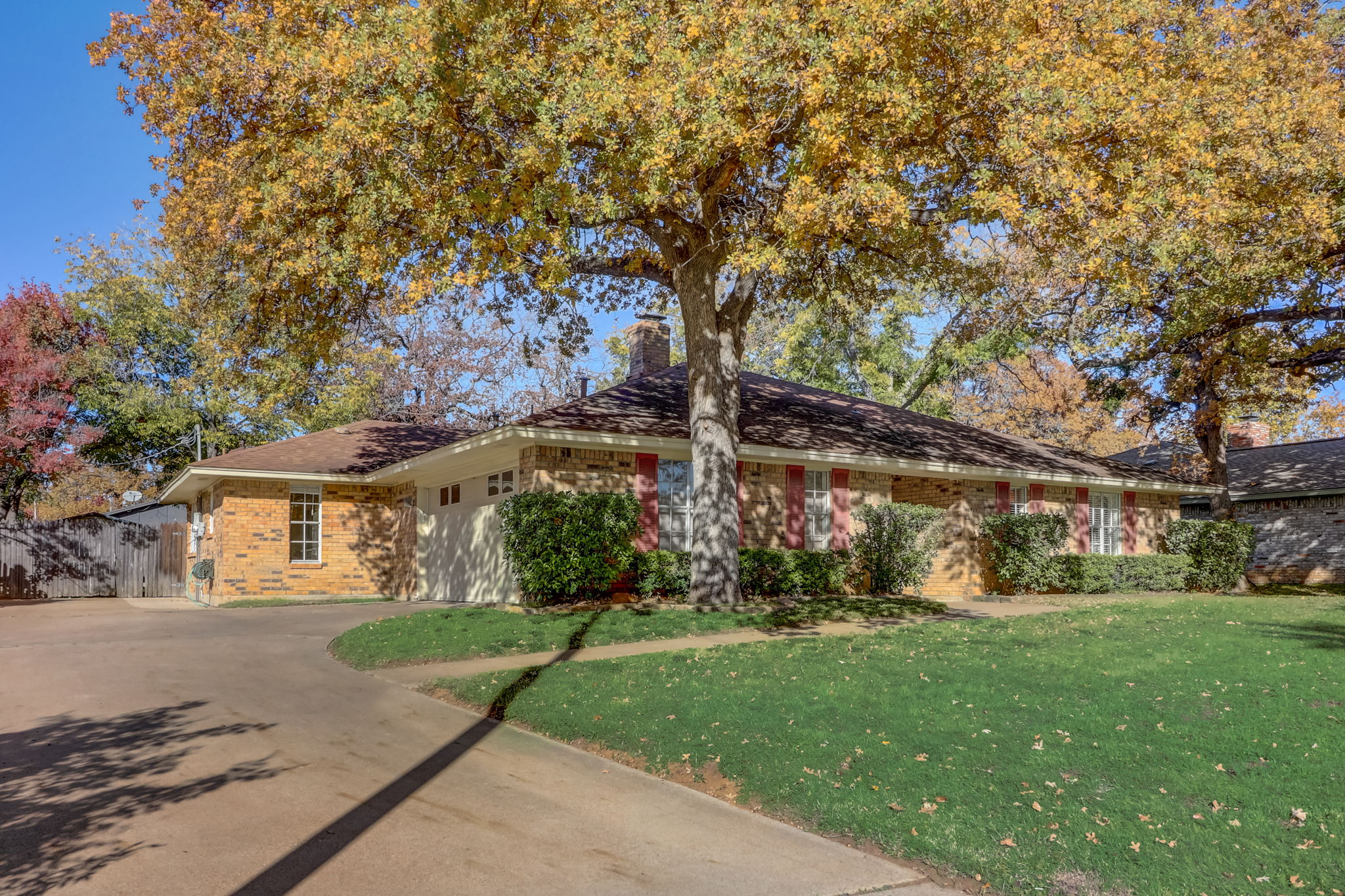 Lansdowne Dr-002