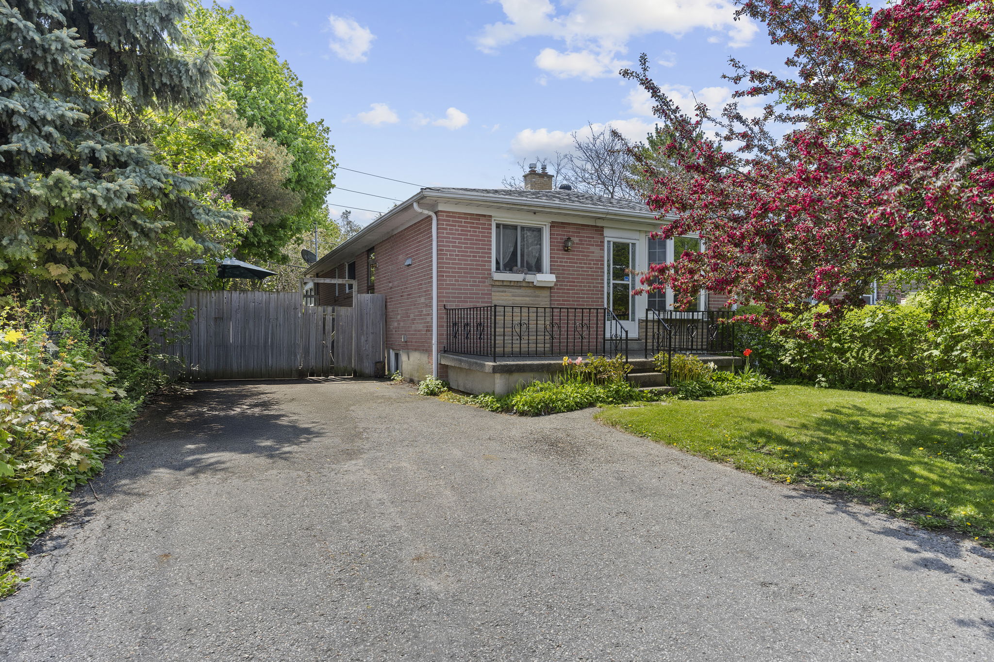 1210 Radom St 307 Pickering, ON L1W 2Z3