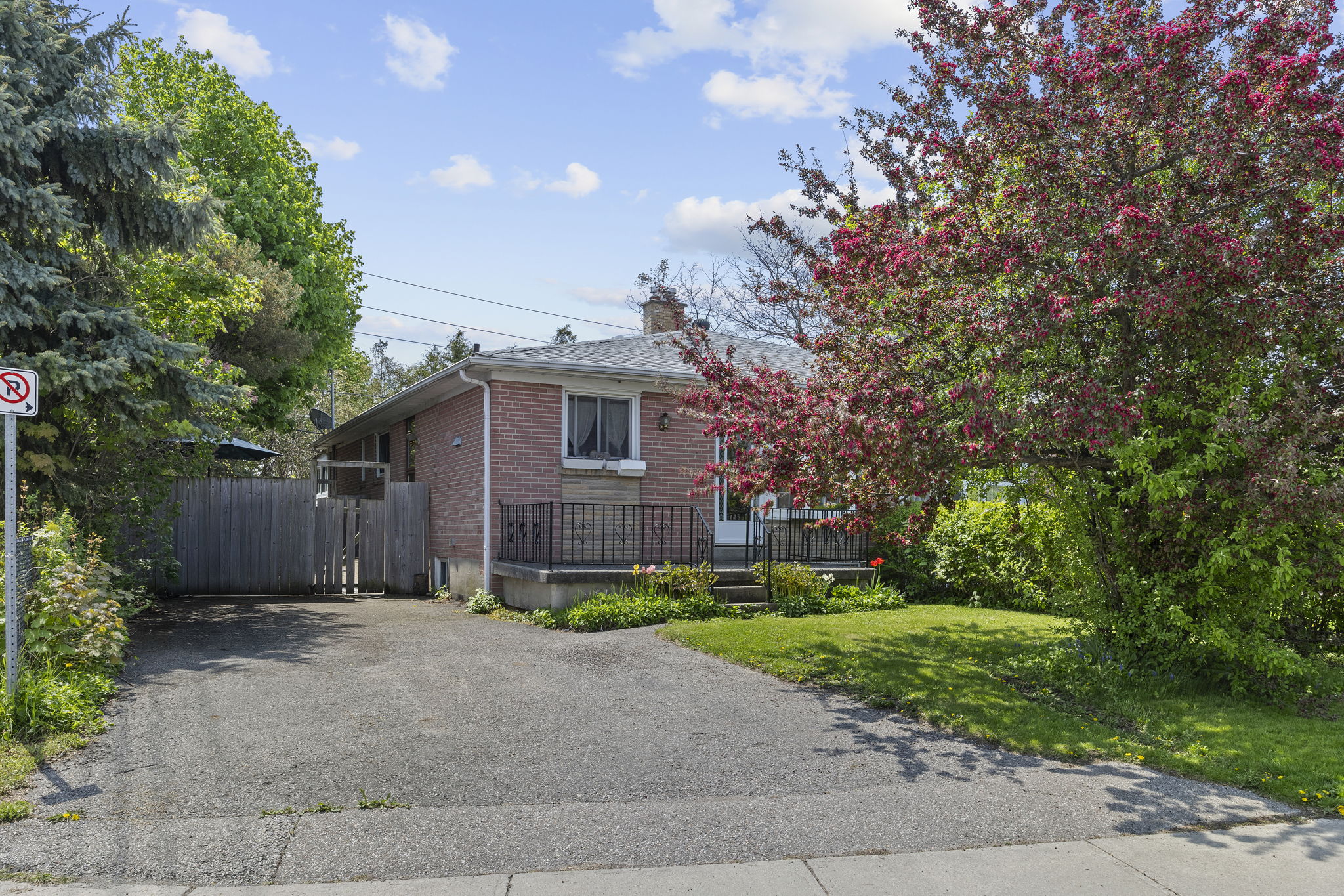 1210 Radom St 307 Pickering, ON L1W 2Z3