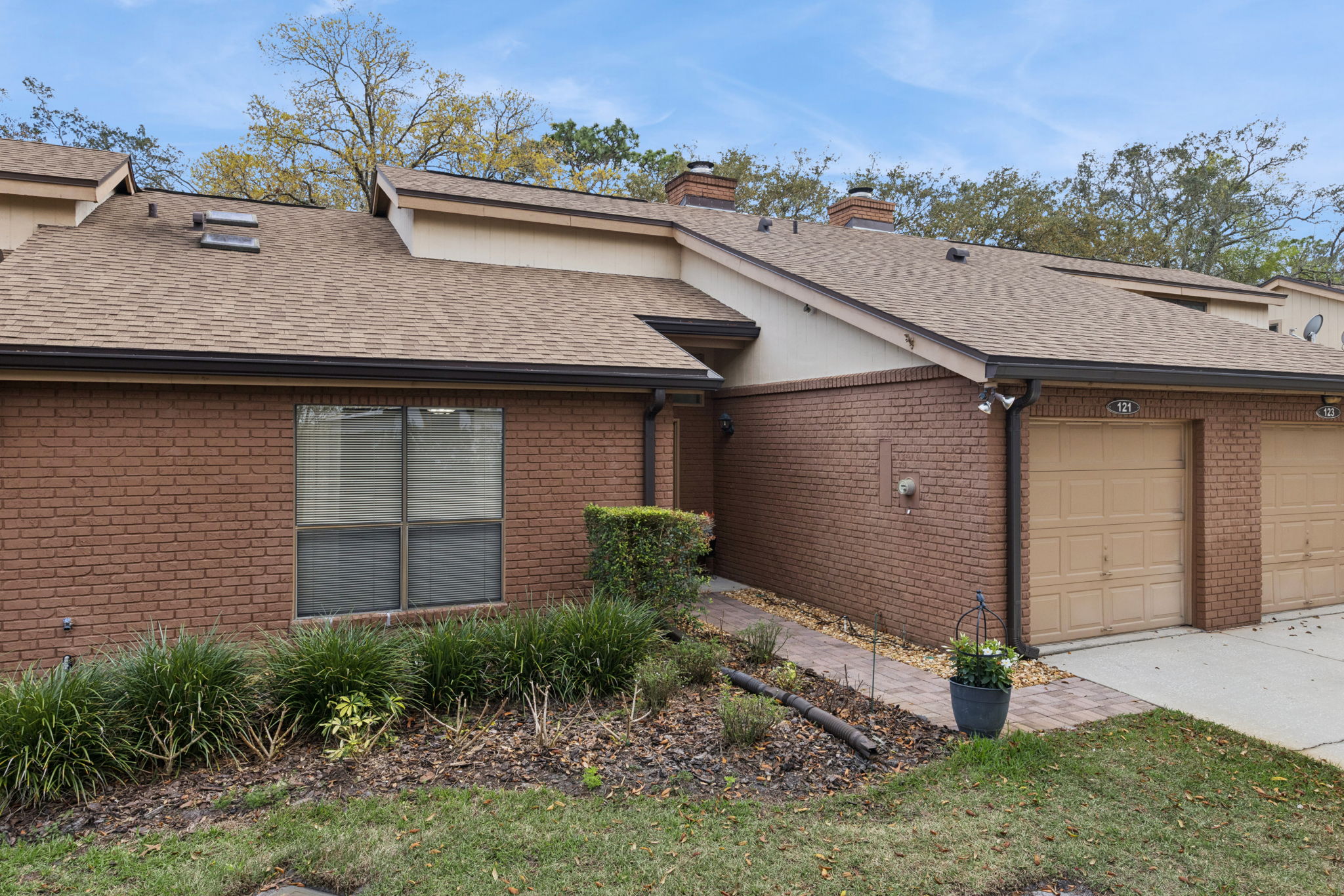 1 car garage, optional street parking