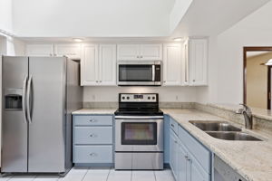 S/S appliances, tall ceiling, skylight