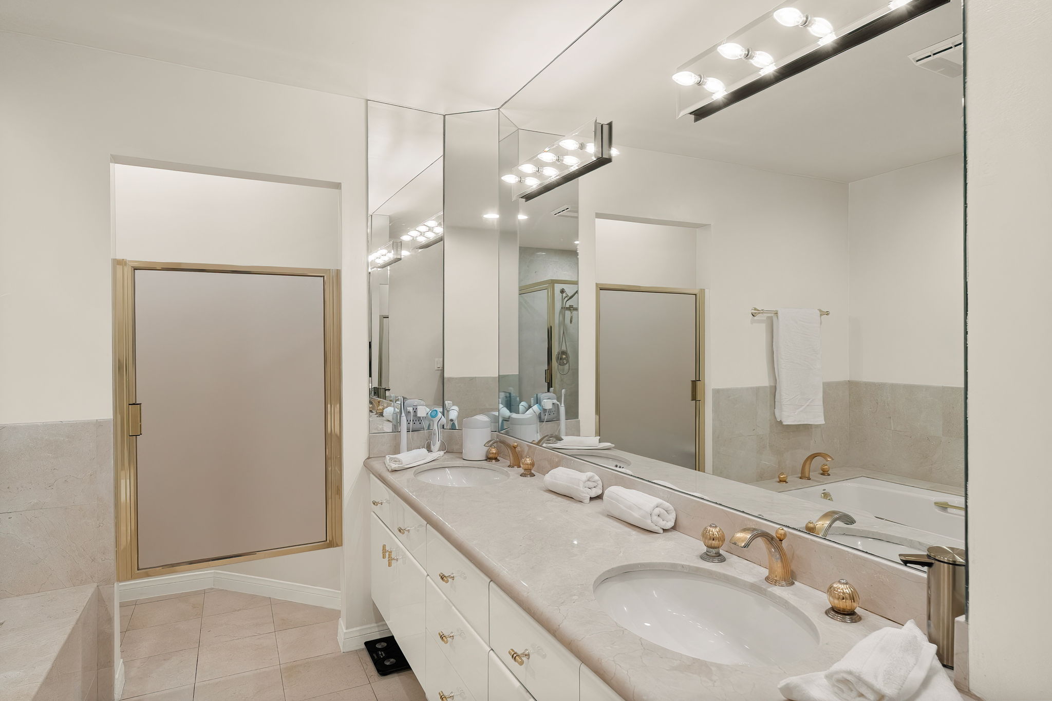 121 N Almont Drive 201-31