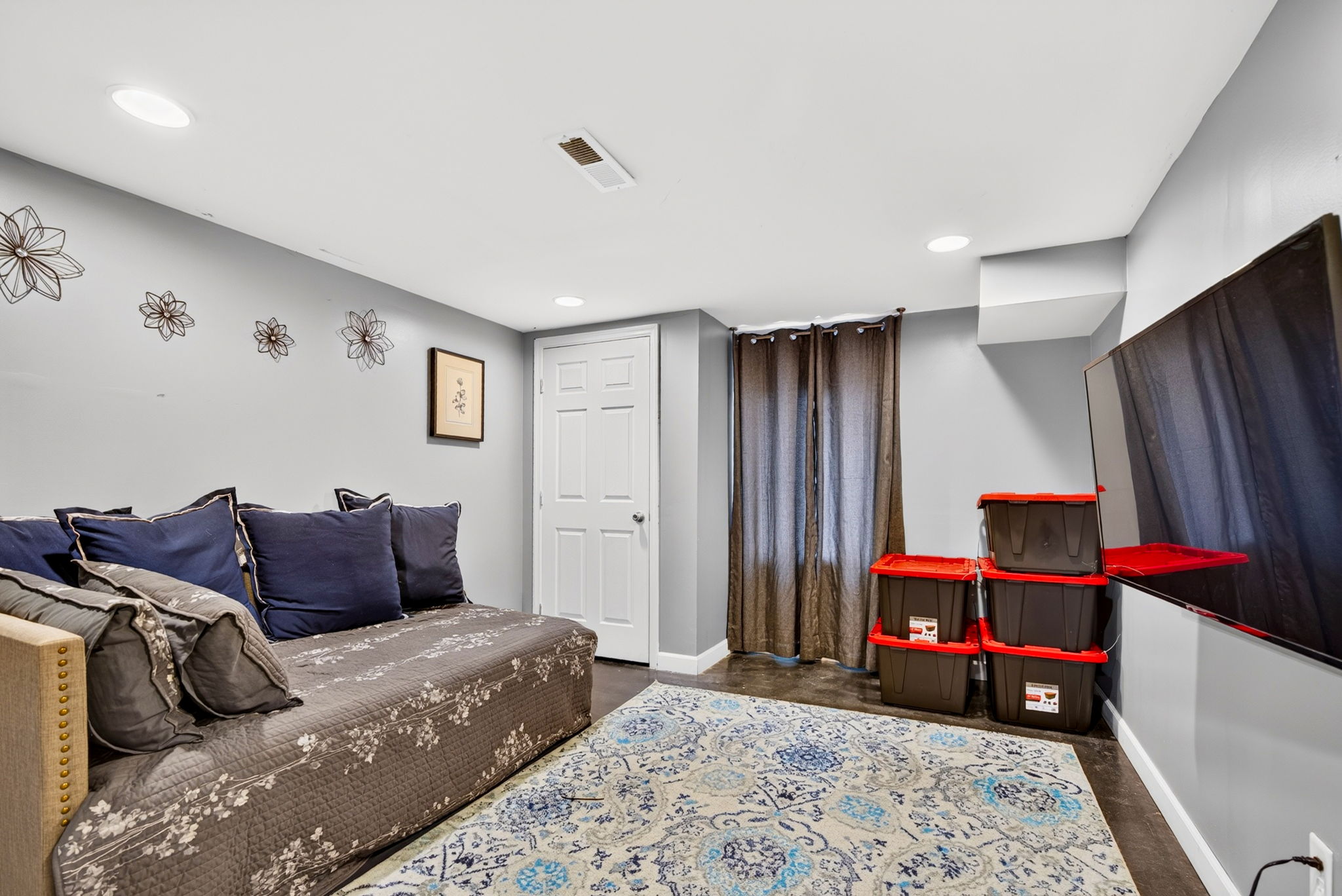 121 Queen Dr 48