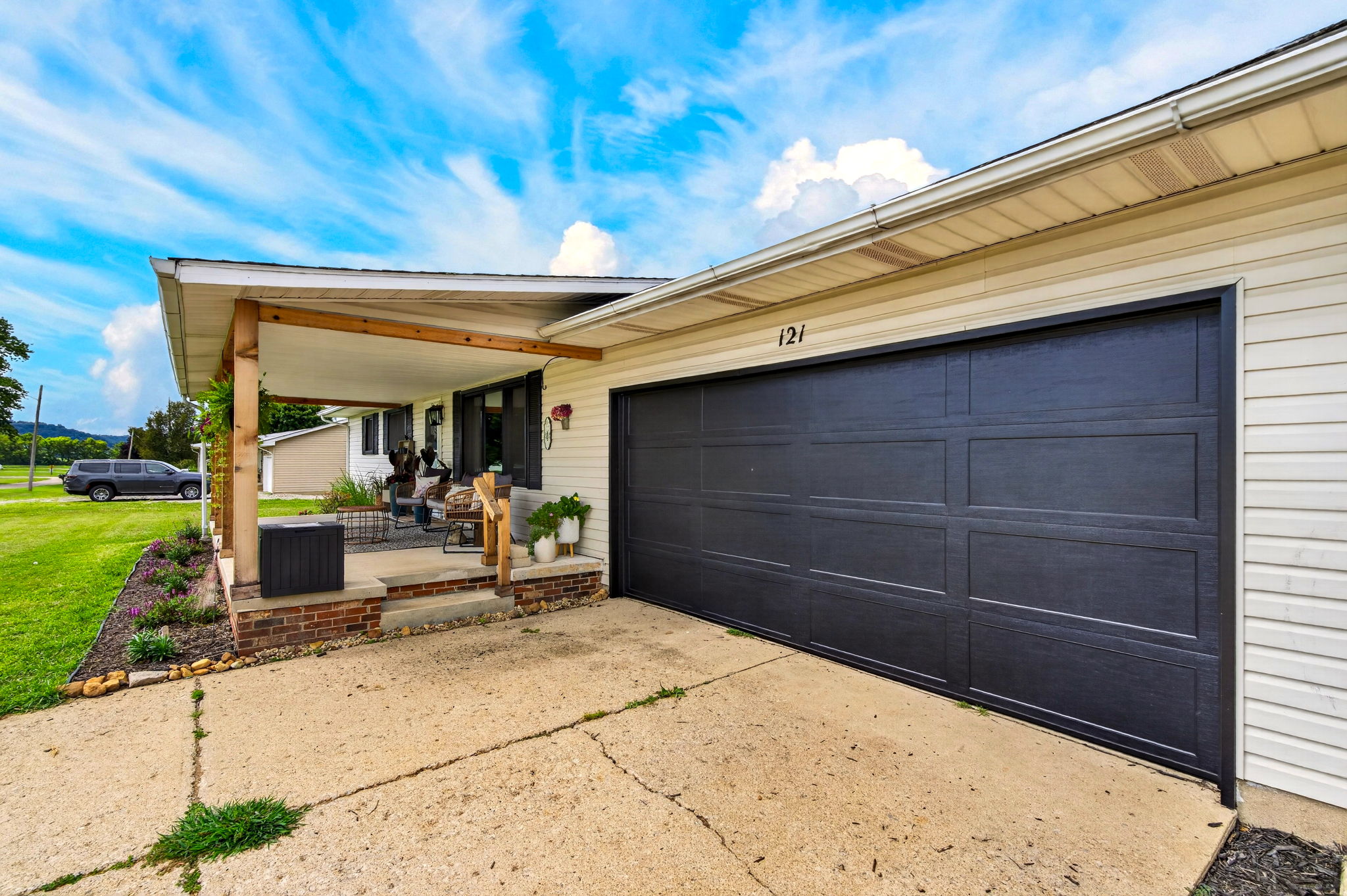 121 Queen Dr 64