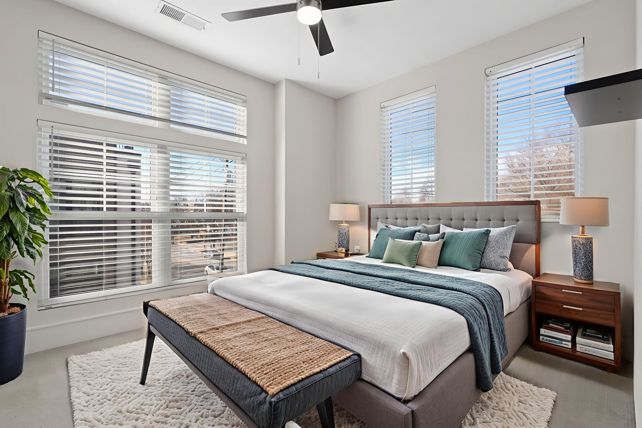 DSC02112 virtually staged.jpeg