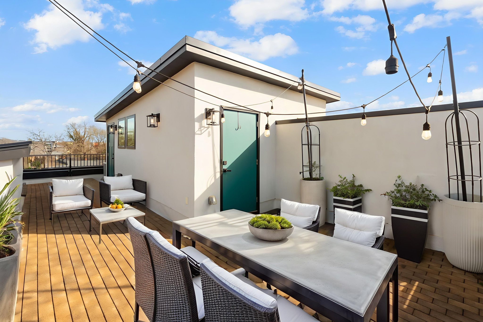 DSC02130 virtually staged.jpeg