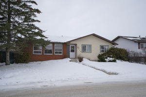 1210 Murdoch St, Crossfield, AB T0M 0S0, Canada Photo 2