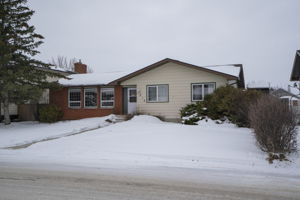 1210 Murdoch St, Crossfield, AB T0M 0S0, Canada Photo 3