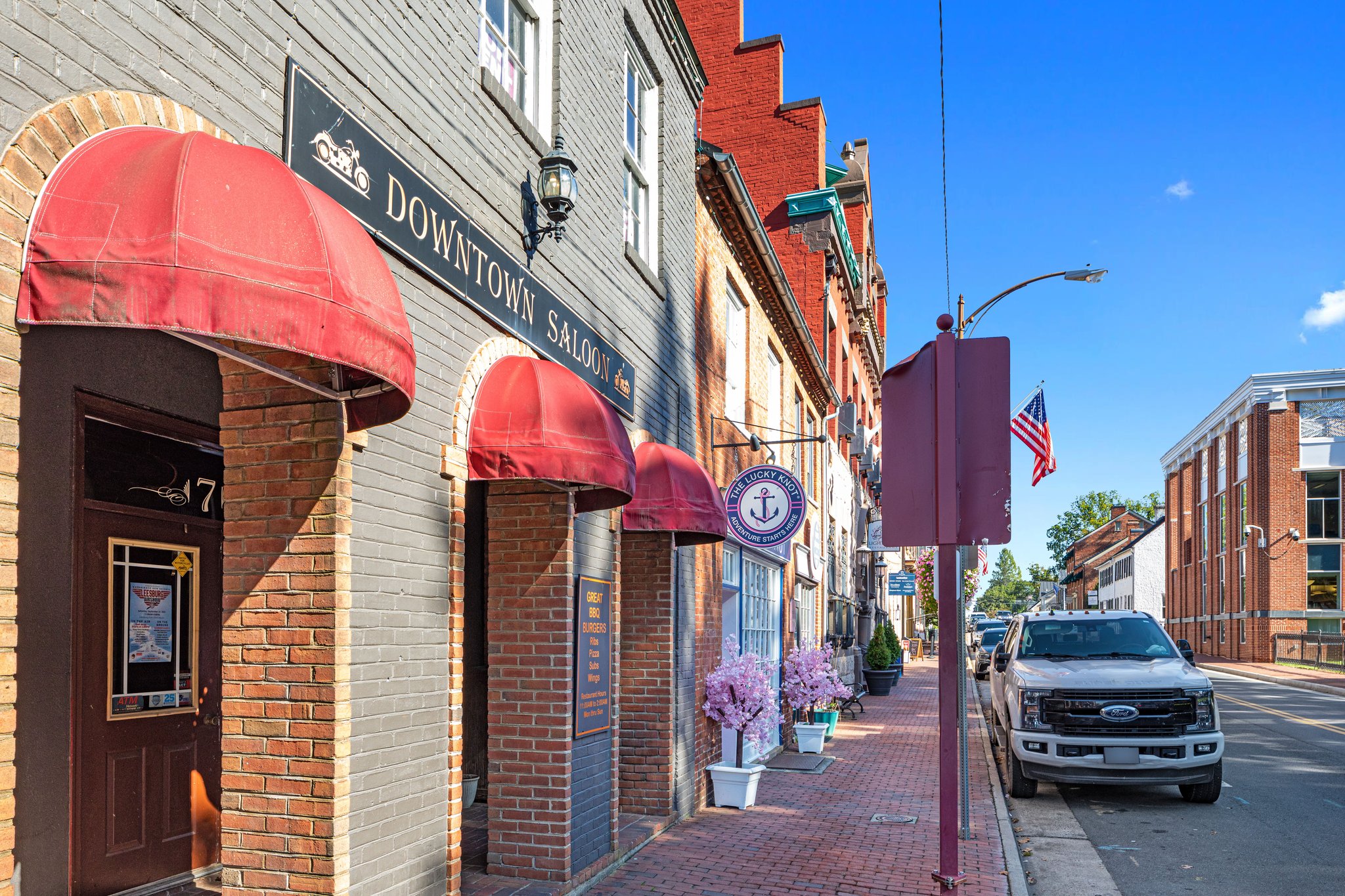 Downtown Leesburg dining and shopping