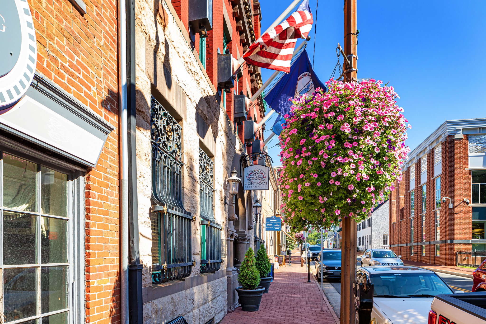 Downtown Leesburg dining and shopping