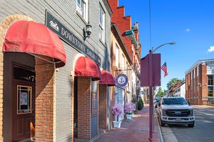 Downtown Leesburg dining and shopping