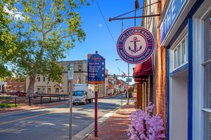 Downtown Leesburg dining and shopping
