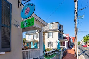 Downtown Leesburg dining and shopping