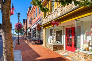 Downtown Leesburg dining and shopping