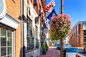 Downtown Leesburg dining and shopping