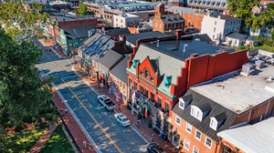 Downtown Leesburg dining and shopping