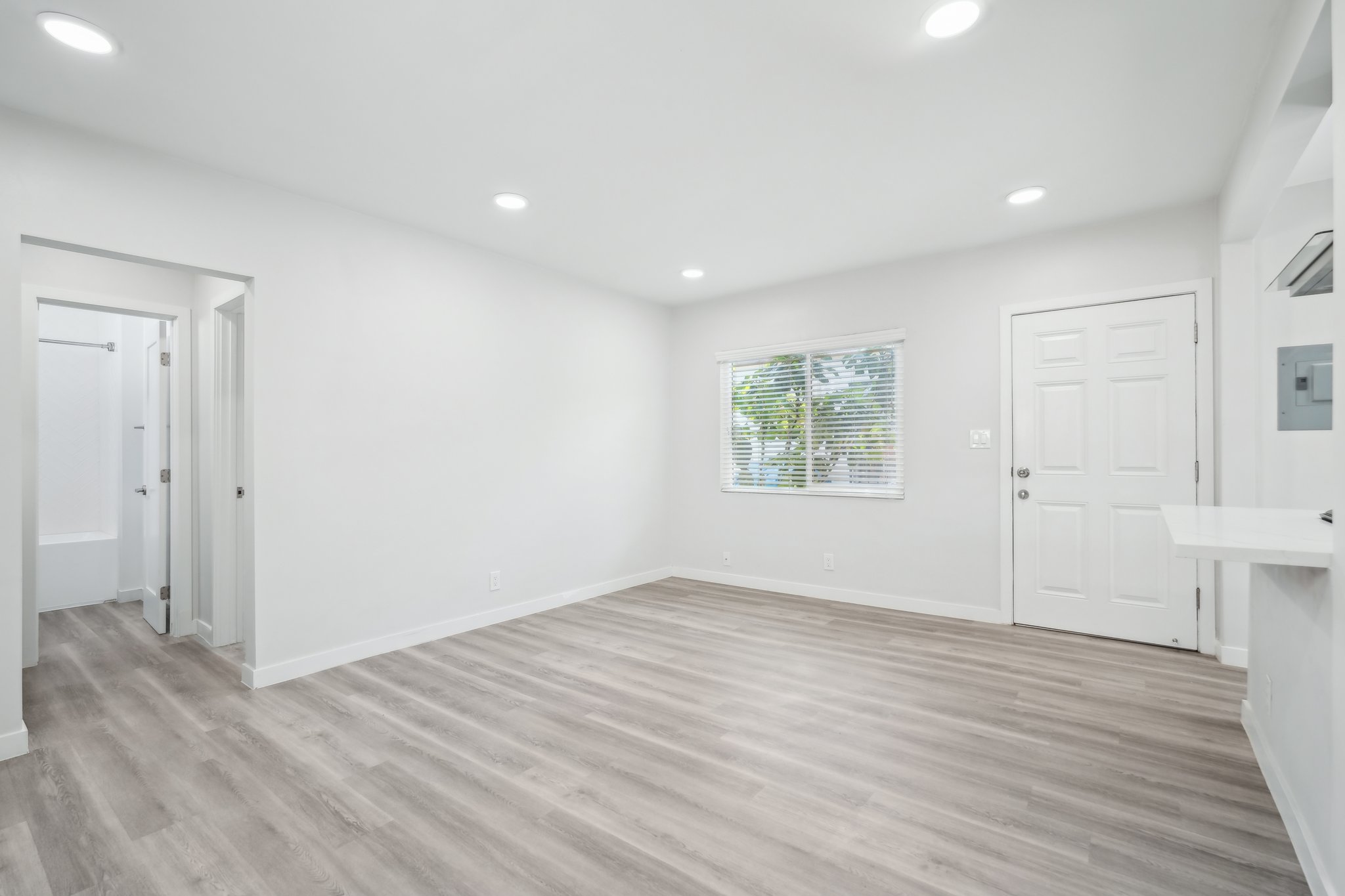 12111 Washington Pl 1_2 Los Angeles-0105-007.jpg