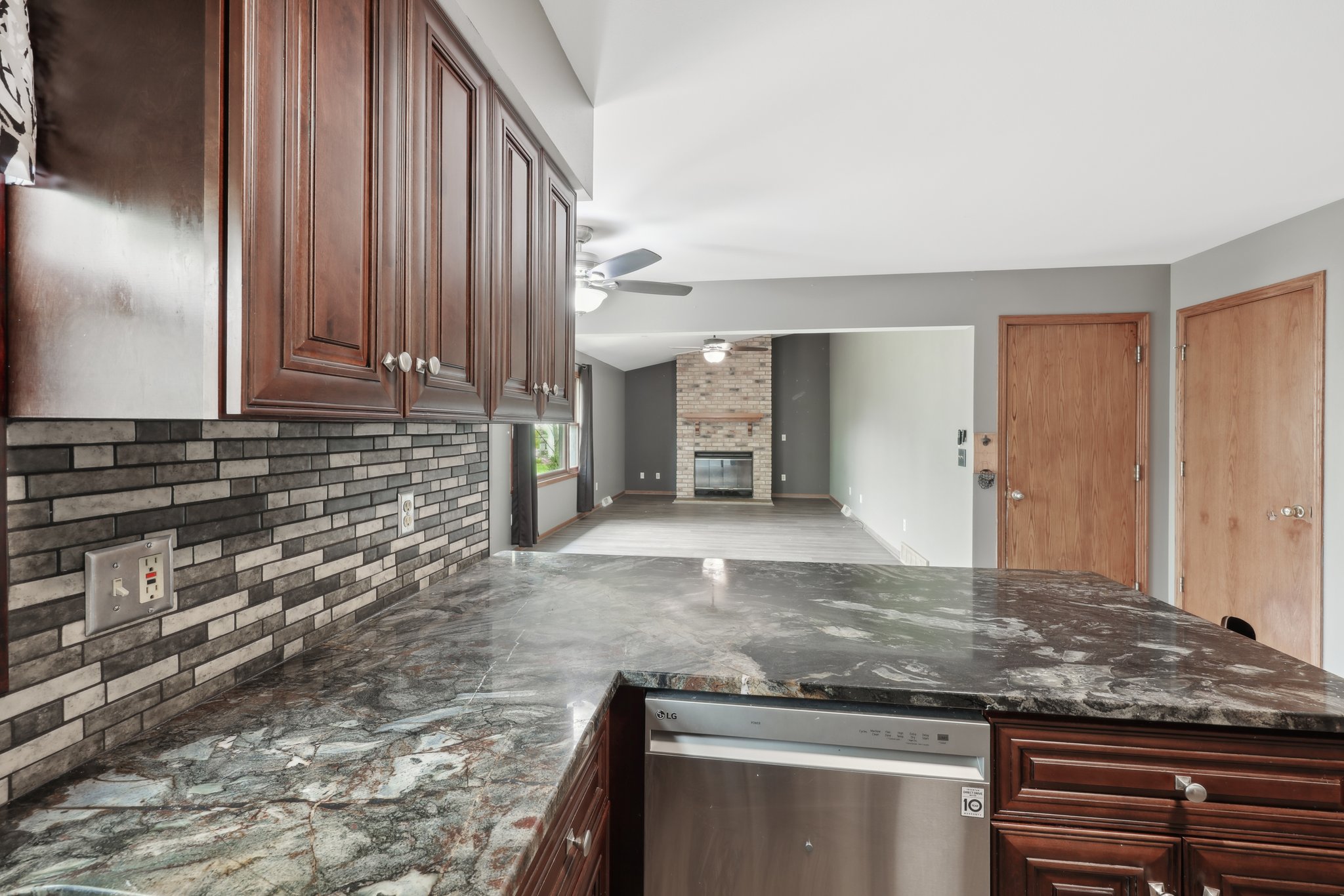 N Glenwood Cir-1405-013.jpg
