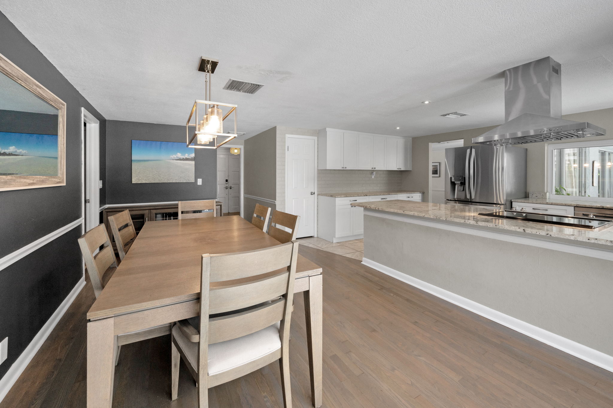 Kitchen Eat-in Area3