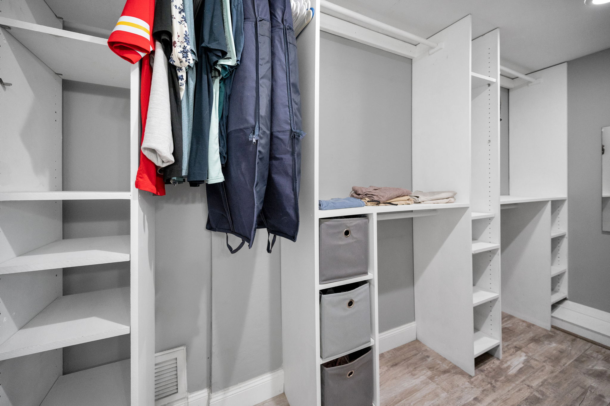Master Bedroom Walk-in Closet1a