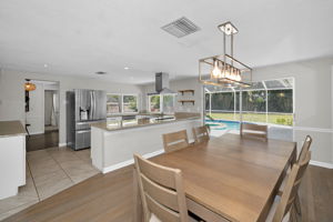 Kitchen Eat-in Area2