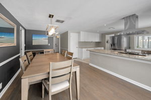 Kitchen Eat-in Area3