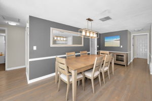 Kitchen Eat-in Area4