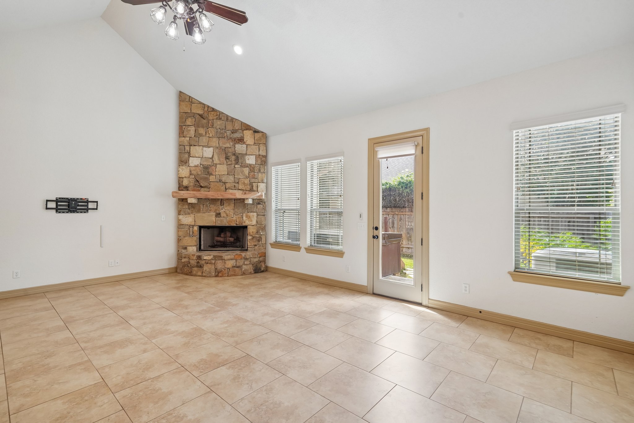 Gruene Vine Ct-S1410-007.jpg