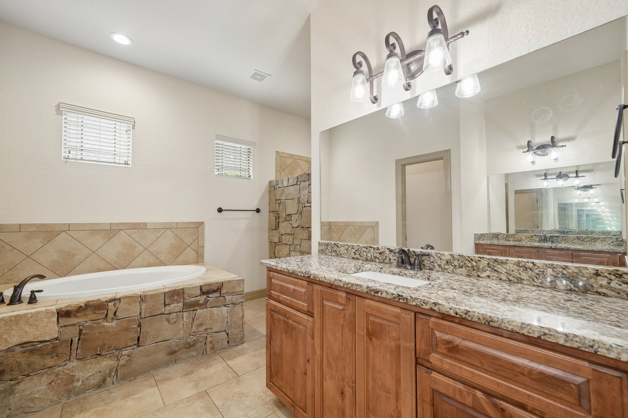 Gruene Vine Ct-S1410-023.jpg