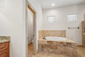 Gruene Vine Ct-S1410-024.jpg