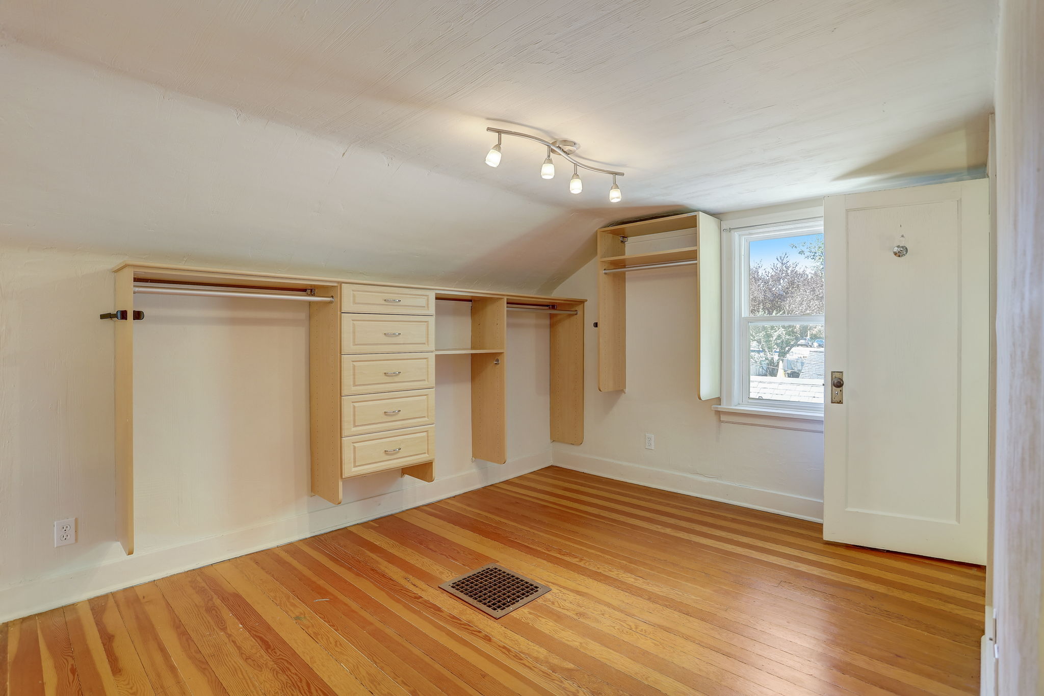 NE 98th St-028
